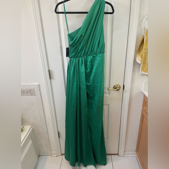 Leena Mac Duggal Green Satin
GATHERED ONE SHOULDER GOWN SZ 6 - Picture 4 of 7